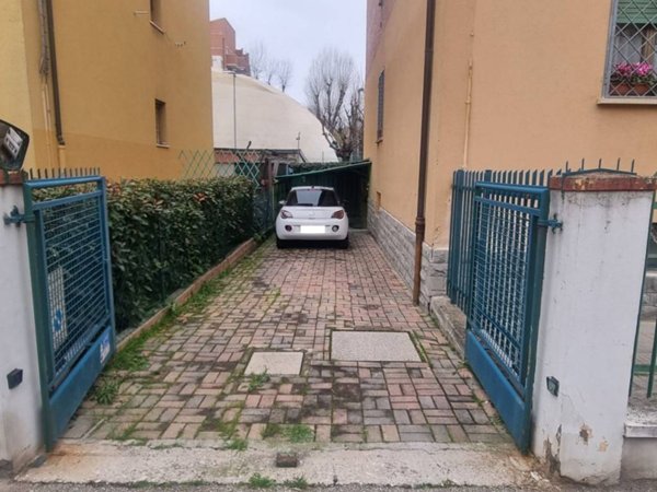 locale di sgombero in vendita a Bologna in zona Savena