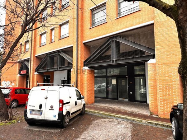 locale commerciale in vendita a Bologna in zona San Donato