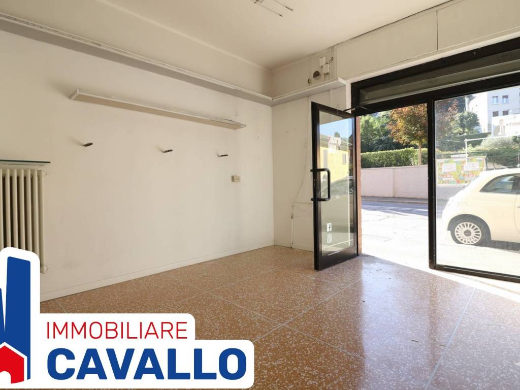 negozio in vendita a Bologna in zona Saragozza
