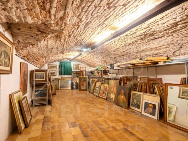 negozio in vendita a Bologna in zona Centro Storico