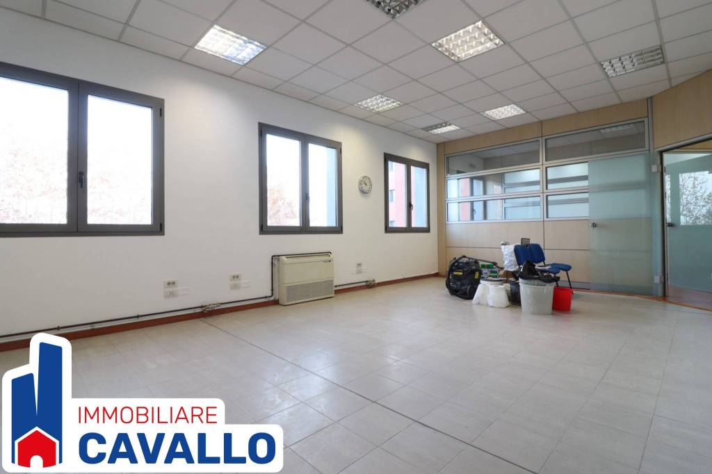 ufficio in vendita a Bologna in zona Zona Industriale Ròveri