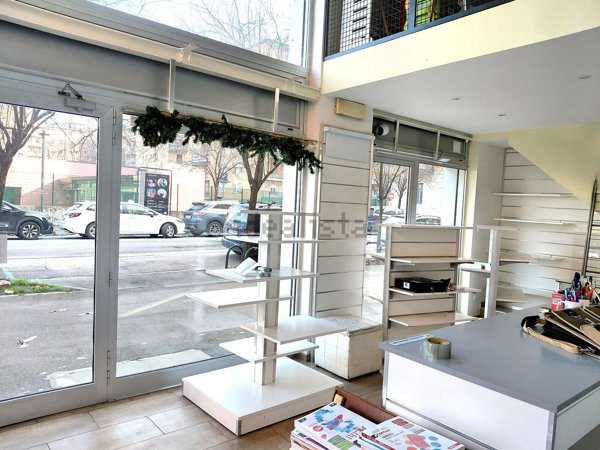 locale commerciale in vendita a Bologna in zona San Donato