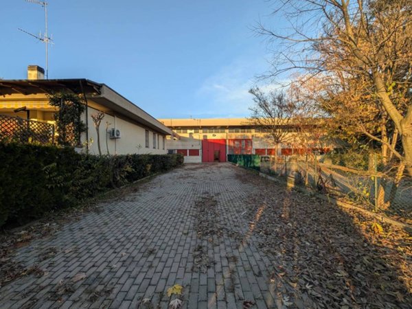 locale commerciale in vendita a Bologna in zona Savena