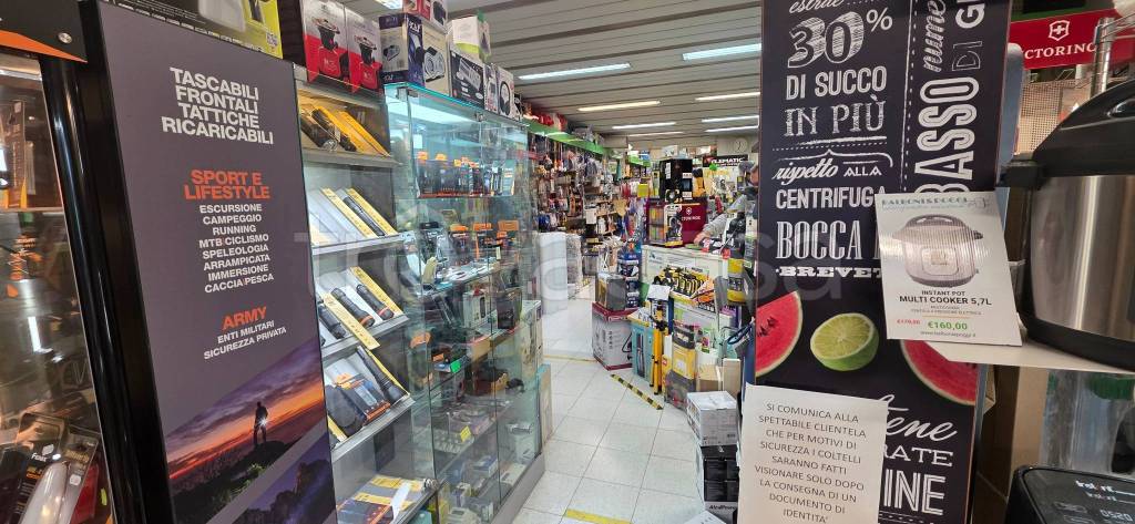 negozio in vendita a Bologna in zona Quartiere Porto