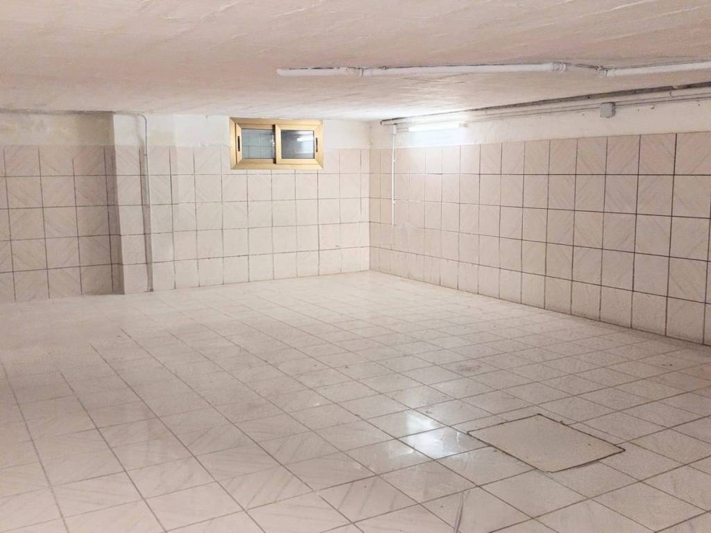 locale commerciale in vendita a Bologna in zona Savena