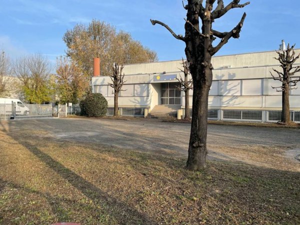 locale commerciale in vendita a Bologna in zona Zona Industriale Ròveri