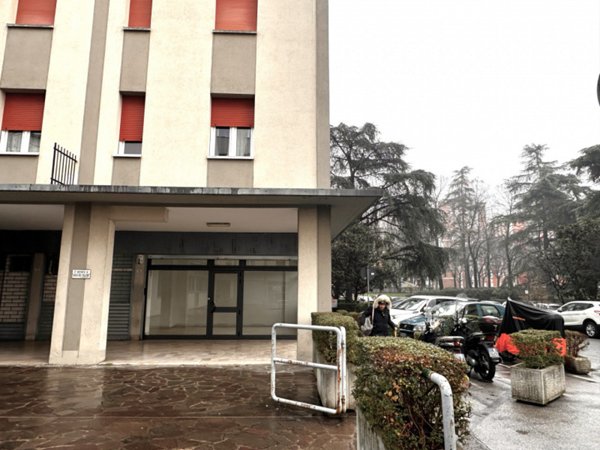 negozio in vendita a Bologna in zona Reno