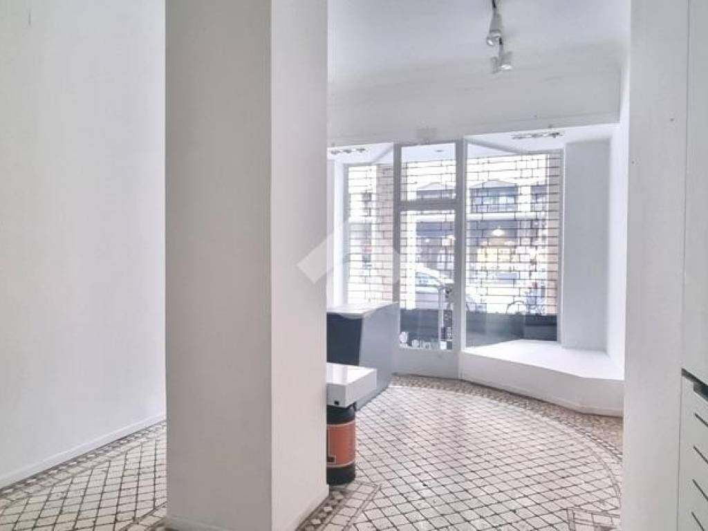 negozio in vendita a Bologna in zona Quartiere Porto