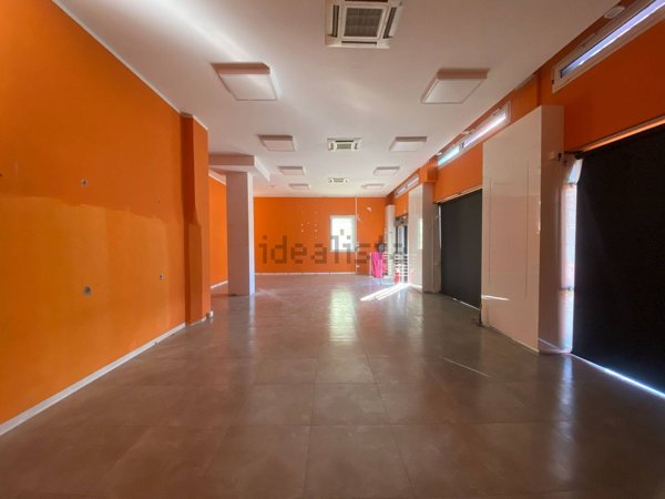 locale commerciale in vendita a Bologna in zona Quartiere Navile