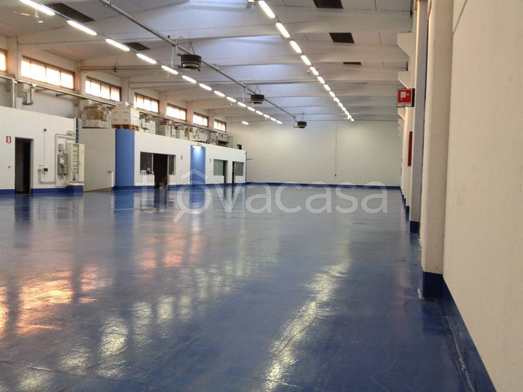locale commerciale in vendita a Bologna in zona Zona Industriale Ròveri
