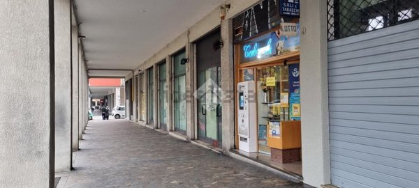 negozio in vendita a Bologna in zona Quartiere Porto