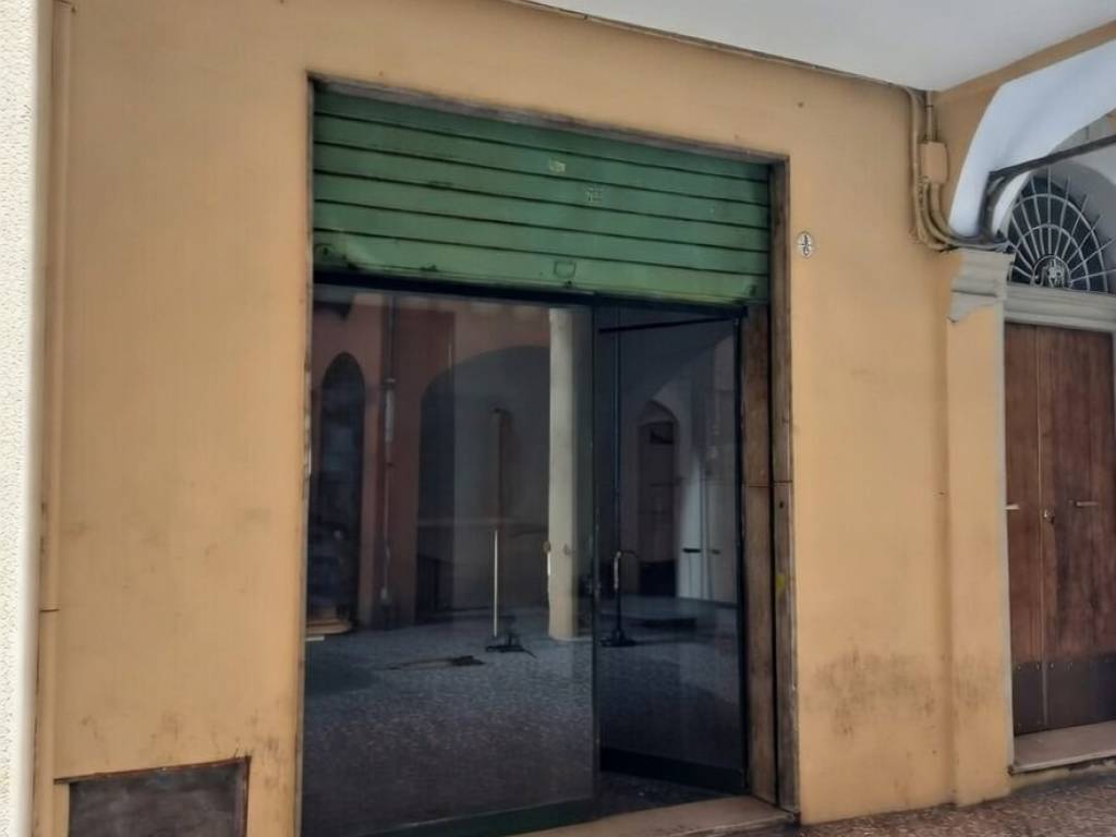 negozio in vendita a Bologna in zona San Vitale