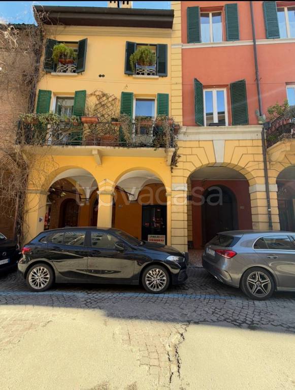 negozio in vendita a Bologna in zona Santo Stefano
