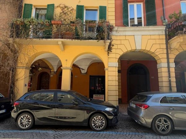 negozio in vendita a Bologna in zona Santo Stefano
