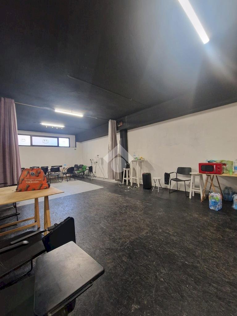 locale commerciale in vendita a Bologna