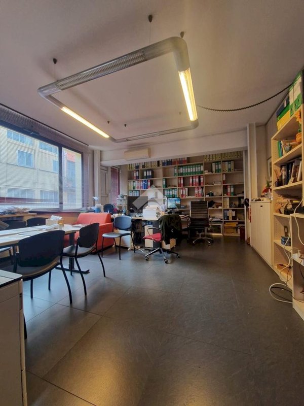 locale commerciale in vendita a Bologna