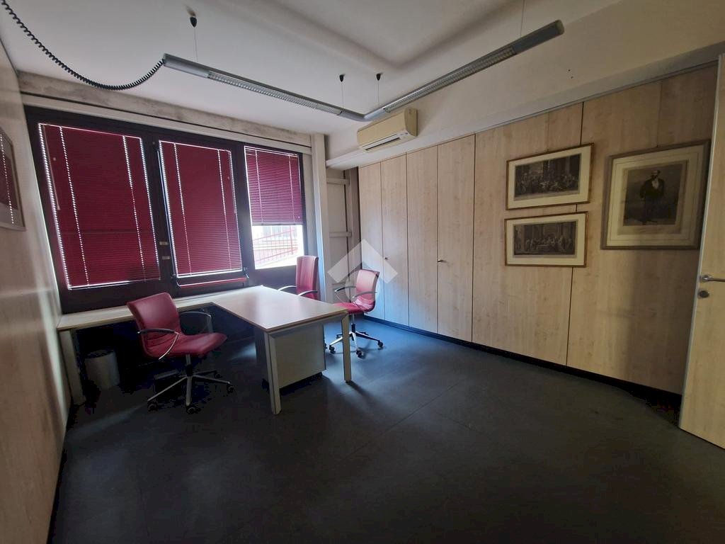 locale commerciale in vendita a Bologna