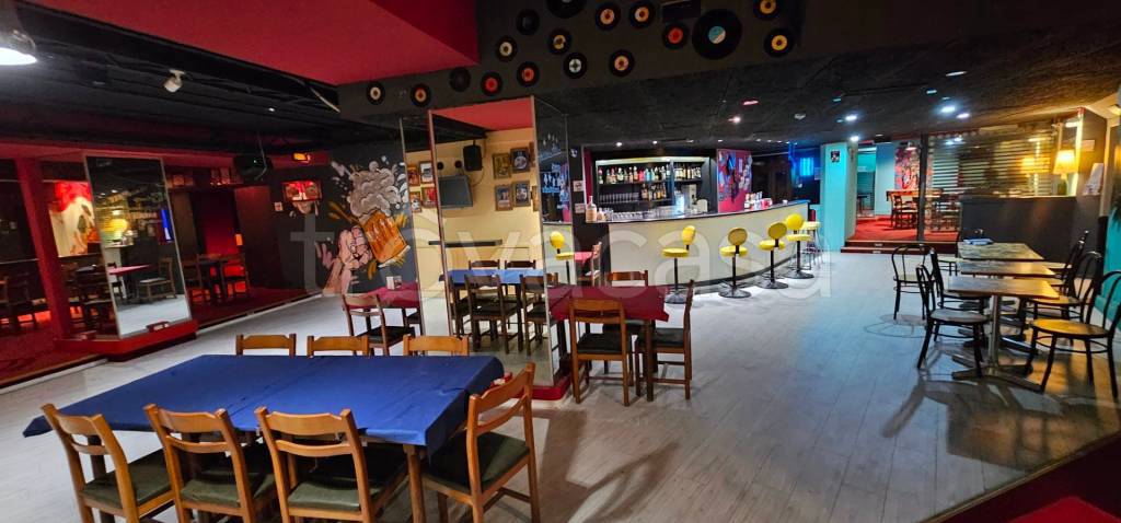 locale commerciale in vendita a Bologna in zona Reno