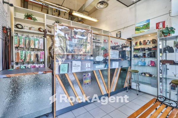 locale commerciale in vendita a Bologna in zona Savena