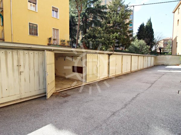 negozio in vendita a Bologna in zona Murri