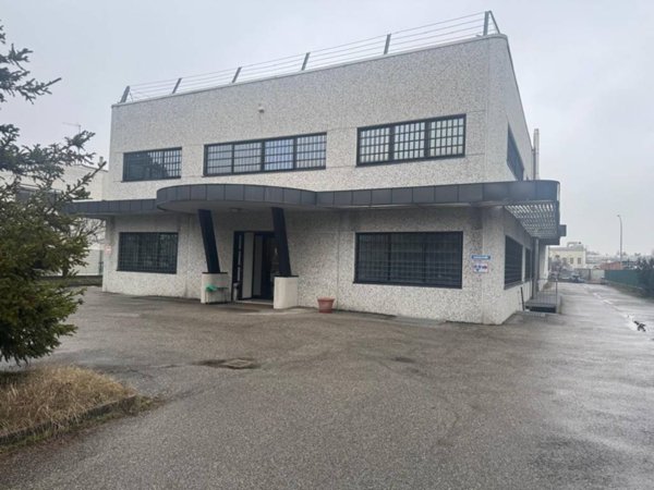 locale commerciale in vendita a Bologna in zona Savena