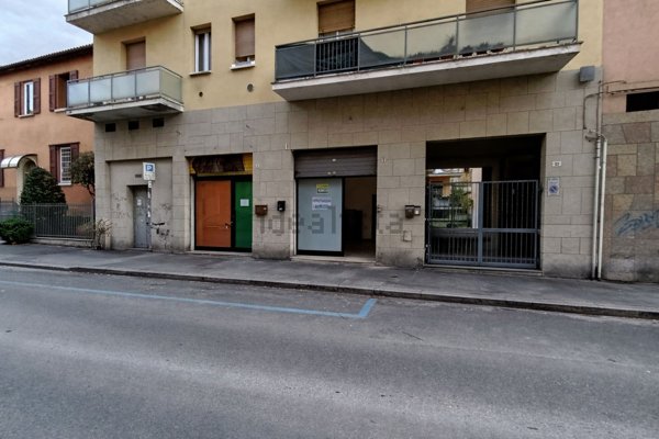 negozio in vendita a Bologna in zona Corticella