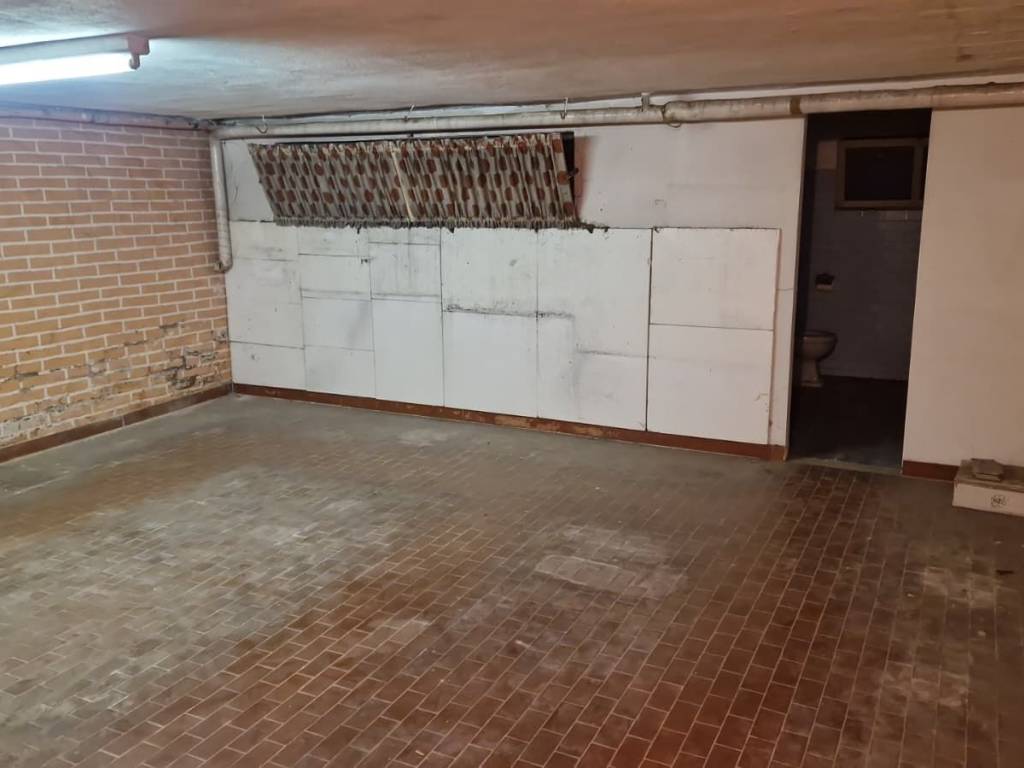 locale commerciale in vendita a Bologna in zona Colli