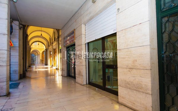 negozio in vendita a Bologna in zona Quartiere Porto