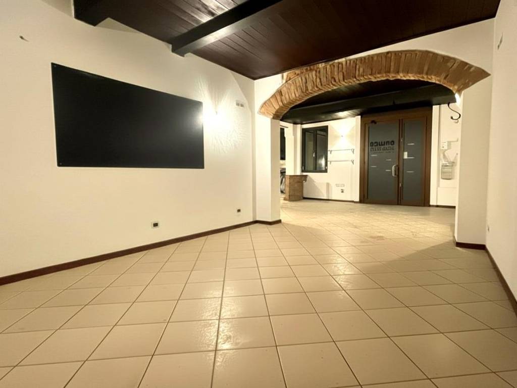 negozio in vendita a Bologna in zona Saragozza