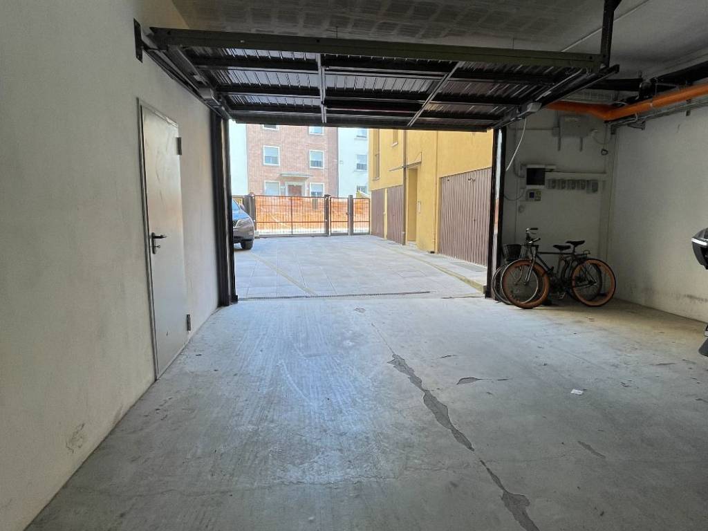 locale commerciale in vendita a Bologna in zona San Vitale