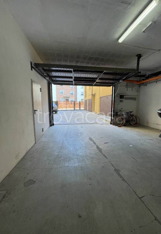 locale commerciale in vendita a Bologna in zona San Vitale