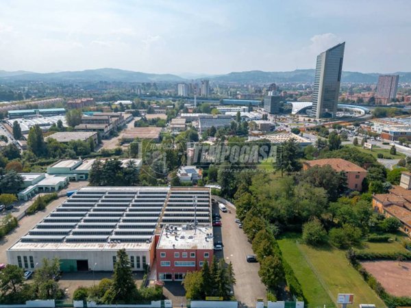 locale commerciale in vendita a Bologna in zona Savena