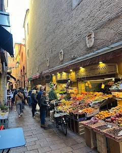 negozio in vendita a Bologna in zona Centro Storico