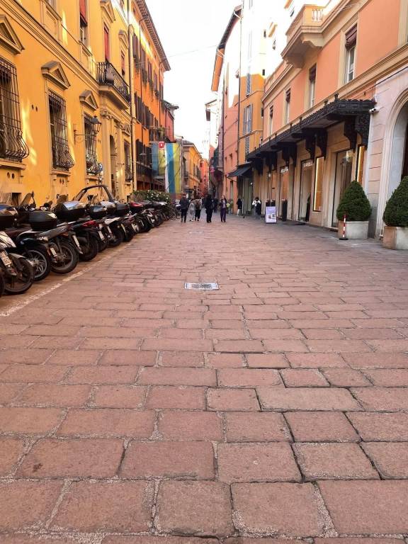 negozio in vendita a Bologna in zona Santo Stefano