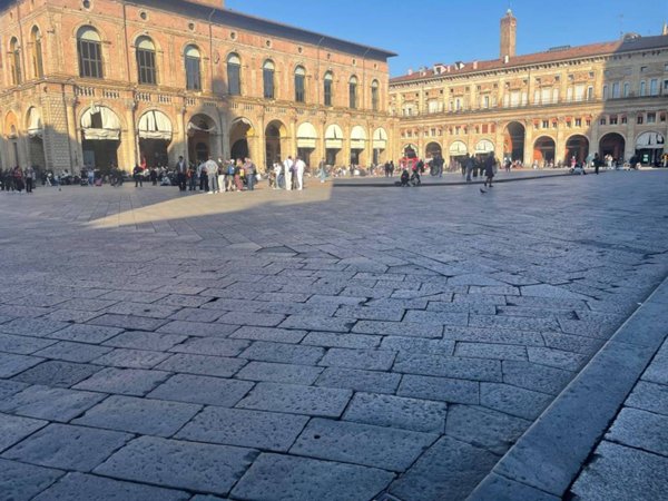 negozio in vendita a Bologna in zona Santo Stefano