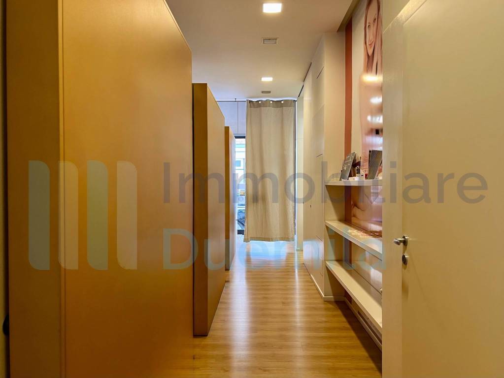 negozio in vendita a Bologna in zona Quartiere Porto