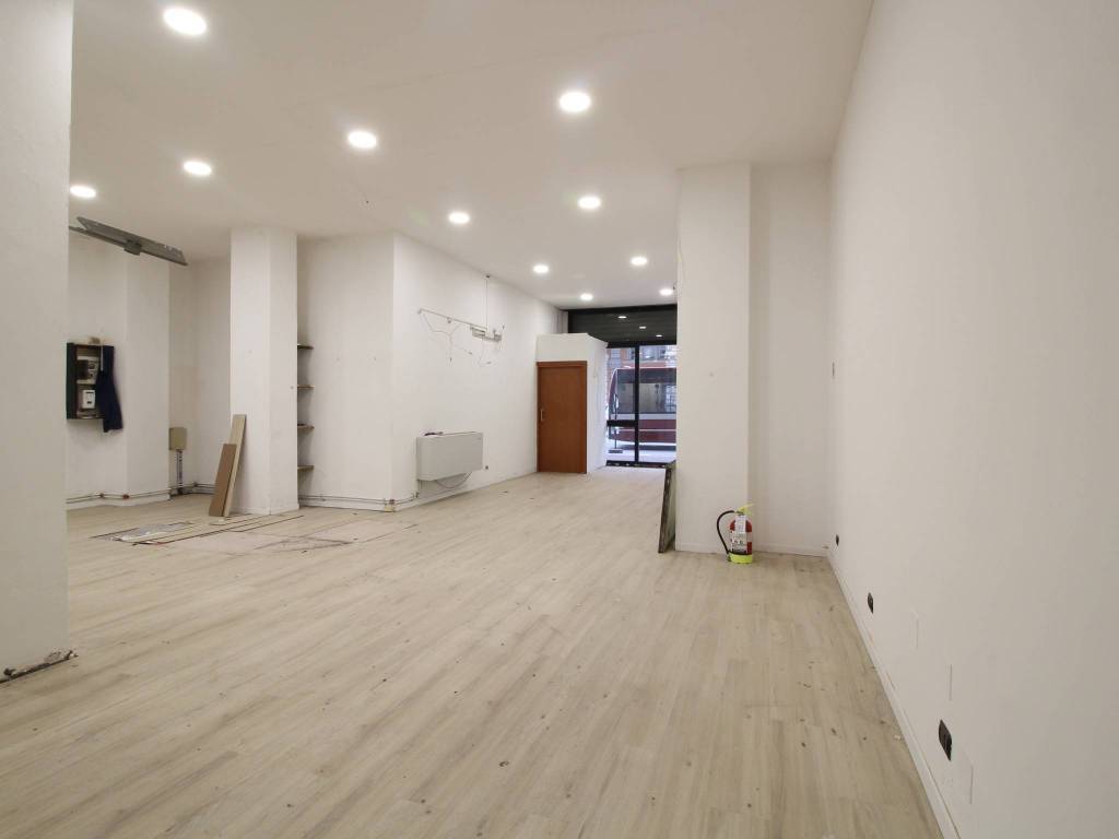 negozio in vendita a Bologna in zona Quartiere Porto