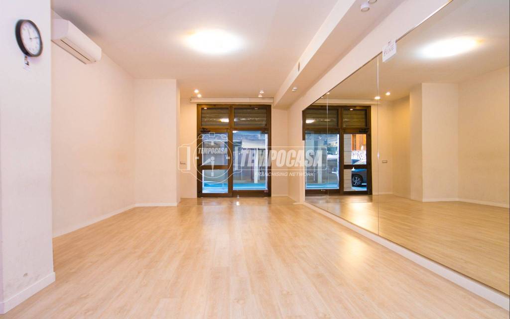 negozio in vendita a Bologna in zona Quartiere Porto