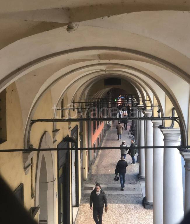 negozio in vendita a Bologna in zona Santo Stefano