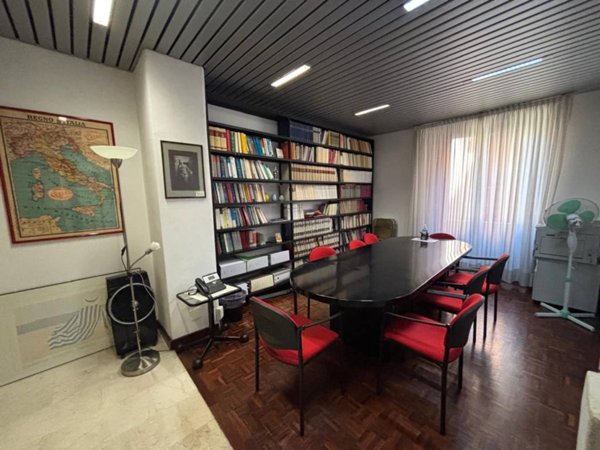 ufficio in vendita a Bologna in zona Santo Stefano