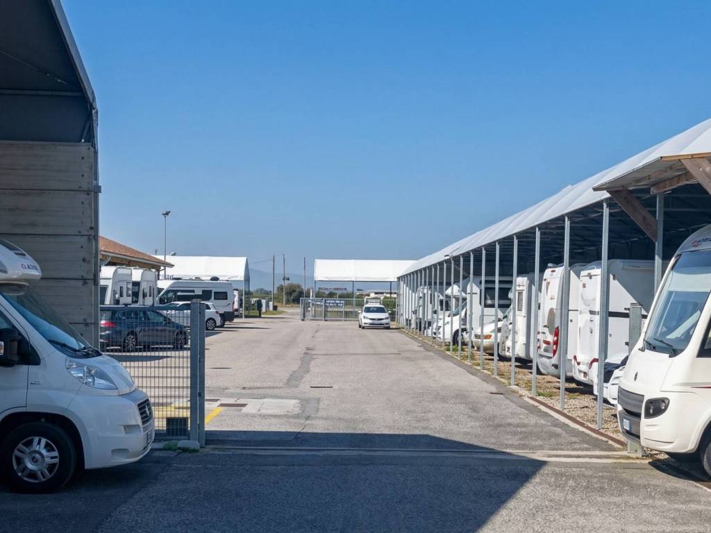 locale commerciale in vendita a Bologna in zona Bolognina