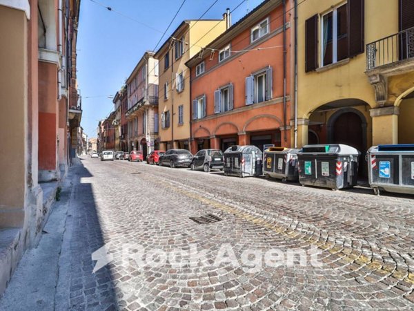 negozio in vendita a Bologna in zona Santo Stefano