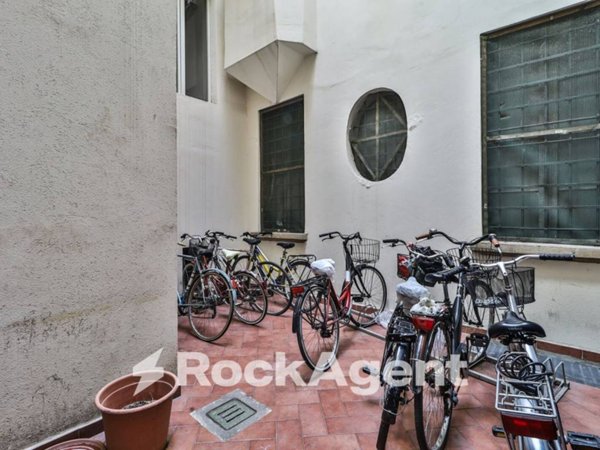 negozio in vendita a Bologna in zona Santo Stefano