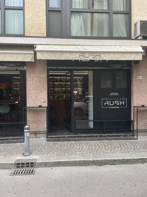 negozio in vendita a Bologna in zona Quartiere Porto