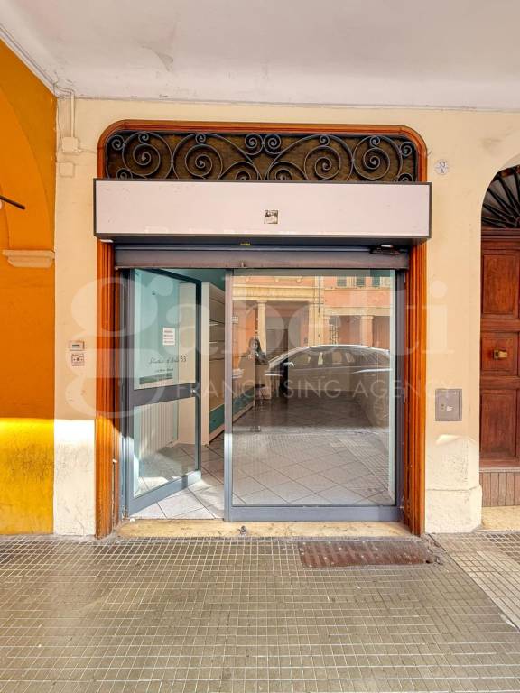 negozio in vendita a Bologna in zona Saragozza