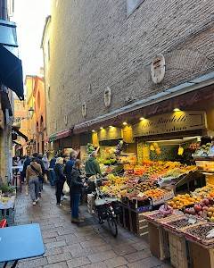negozio in vendita a Bologna in zona Centro Storico