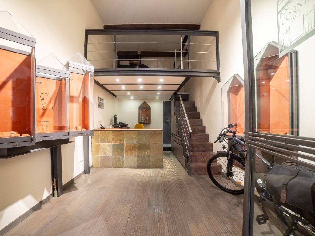 negozio in vendita a Bologna in zona Santo Stefano