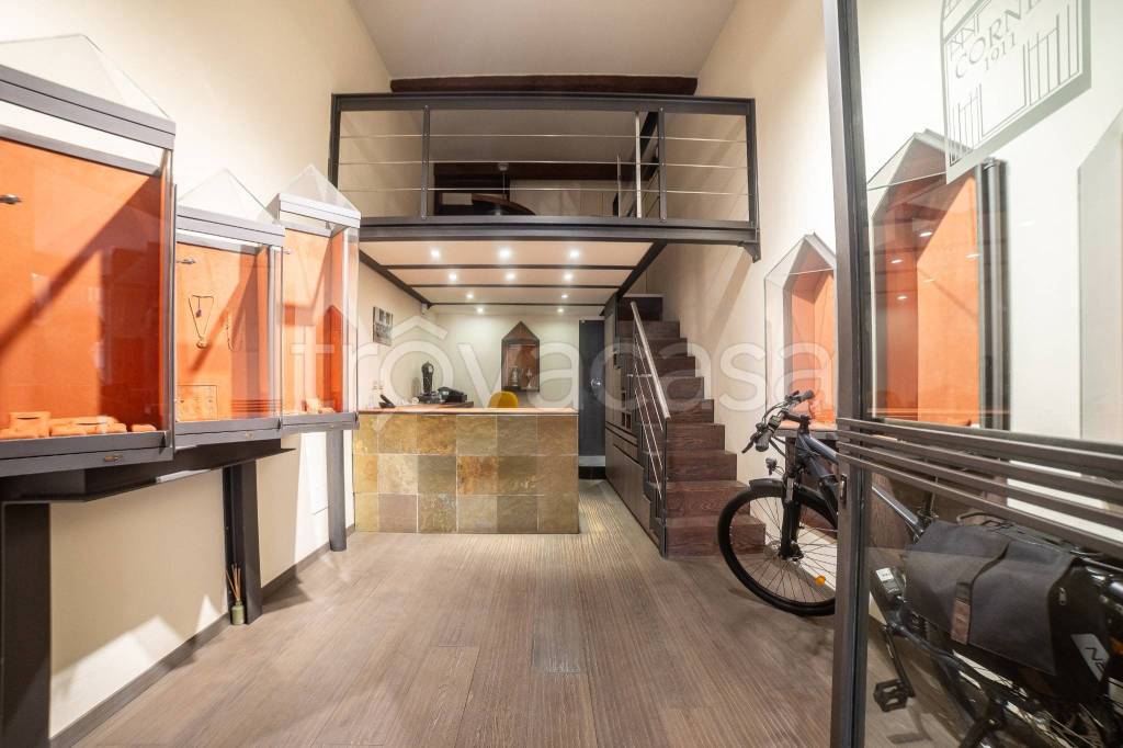 negozio in vendita a Bologna in zona Santo Stefano