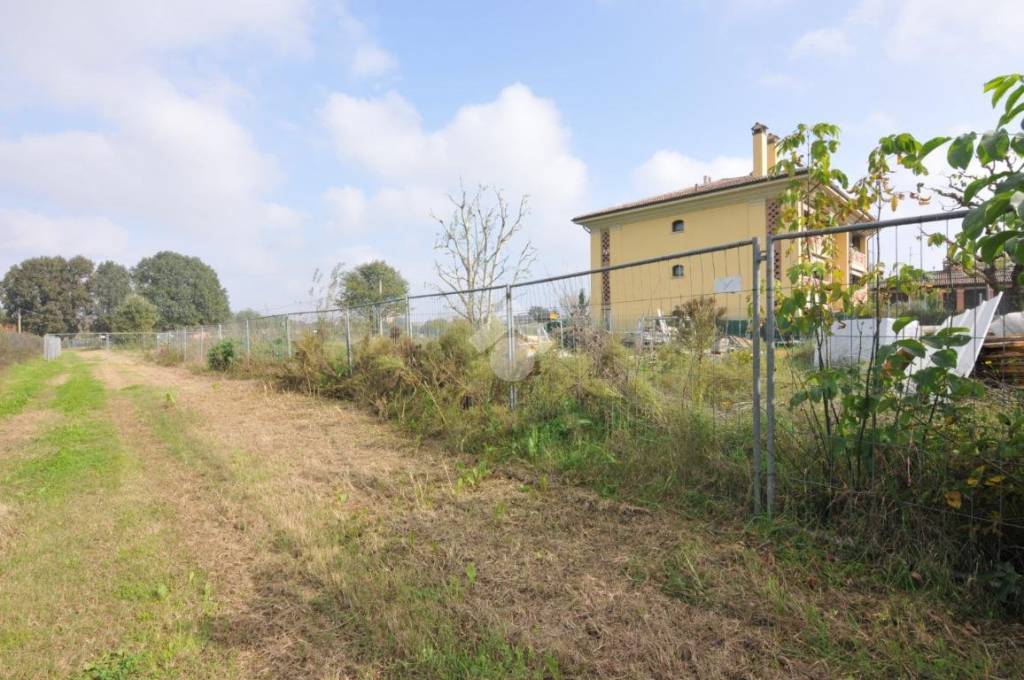 locale commerciale in vendita a Bologna in zona San Vitale