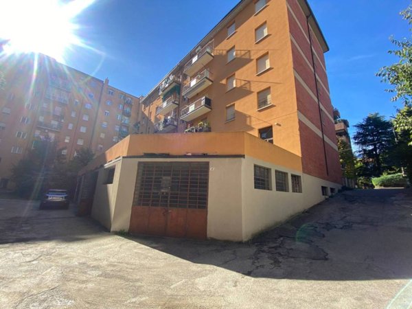 locale commerciale in vendita a Bologna in zona Savena